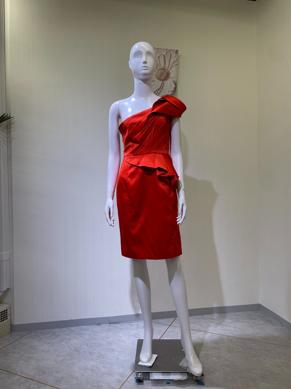 【レンタルドレス 4542】タック×アシンメトリーペプラムボリュームワンショルミニドレス オレンジレッド【KAREN MILLEN】